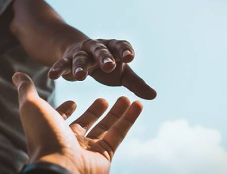 مقدم بر دیگران